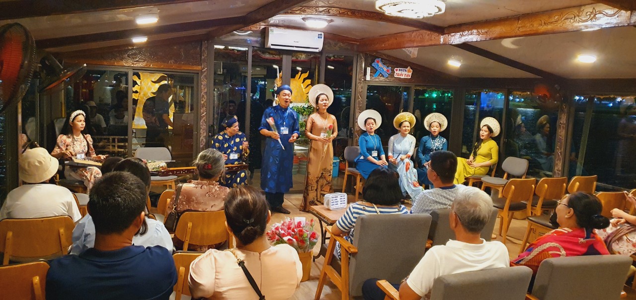Du thuyền Huế